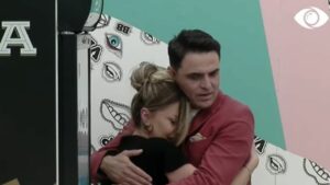 Olta e përlotur: Dua të iki! Armaldo përpiqet ta qetësojë