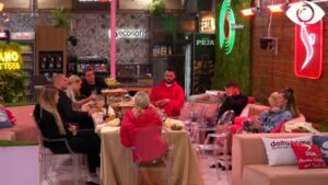 Banorët diskutojnë për zarfin e zi