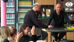 Banorët dëgjojnë këngën e Luizit