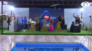 Super atmosferë/ Banorët kërcejnë, Luizi u bashkohet 