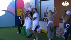 “Gëzuar!”/ Banorët përfundojnë provën dhe urojnë festën myslimane