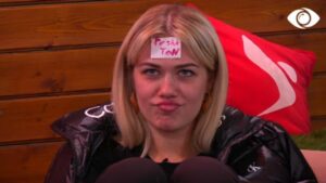 Atmosferë gazmore/ Banorët luajnë Heads Up! 