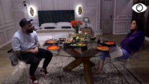 Jori dhe Lorenci darkojnë dhe bisedojnë në suitë 