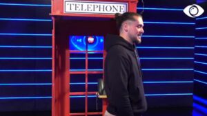 Po më kënaq/ Gerti zhvillon telefonatën me të atin