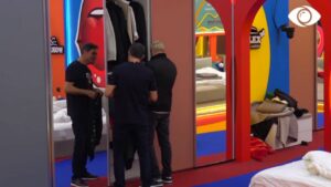 Luizi pajtohet me Armaldon, i dhuron rroba