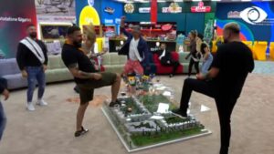 Super atmosferë/Banorët kërcejnë së bashku