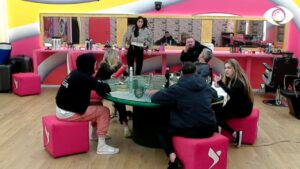 Banorët e rinj bëjnë prova për shfaqjen e 8 Marsit 