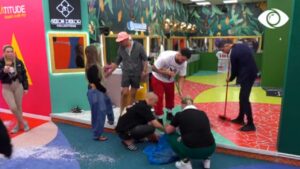 Sfida/ Djemtë pastrojnë mbeturinat dhe sistemojnë shtëpinë