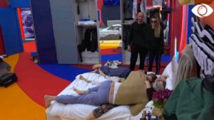 Luizi gudulis Oltën, ajo heq bluzën nga sikleti -