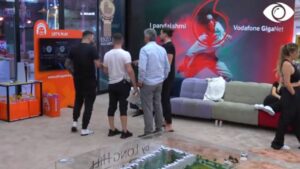 Zarf/ Banorët ndahen në dy grupe për të luajtur playstation