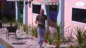 Luizi sheh rrëmujën në shtëpi, derdh ketchup mbi tavolinë dhe fsheh lugët e ekspresit me Elvisin