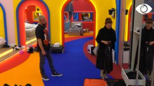 Ermiona bën valixhet gati dhe bisedon me Luizin: Merru vet me hienat!