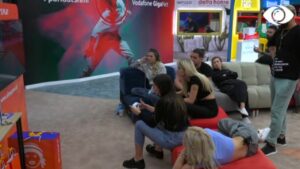 Banorët luajnë playstation të ndarë në çifte