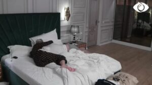 Luizi zgjon dhe puth Kiarën