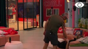 Olta dhe Qetsori ftojnë Antonetën për të biseduar, ajo refuzon