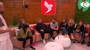 Banorët e rinj diskutojnë me banorët e vjetër për grevën e urisë