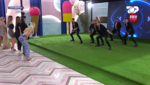 Vajzat surprizohen nga trupa e balerinëve të Top Channel