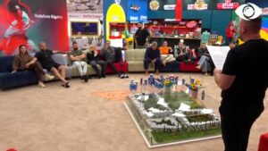 100 ditë në shtëpi, banorët festojnë në oborr