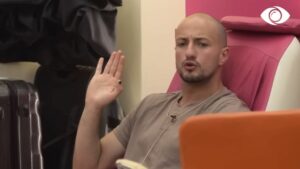 Dea: E ke ekzagjeruar/Kristi: Povokoj në mënyrë të lezetshme, por nuk e mbajnë dot