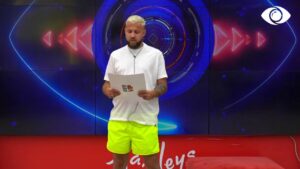 Zarf i bardhë/ Loja me kanoçet RC Cola, banorët luajnë në grupe 