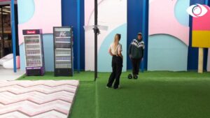 Bledi në mision/Nita e pyet si është, ai tregon kur mund të lërë shtëpinë