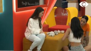 Efi dhe Jori provojnë të mbajnë mbi 21 filxhanë në një dorë