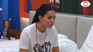 Pse je kaq i distancuar/ Efi diskuton me Luizin