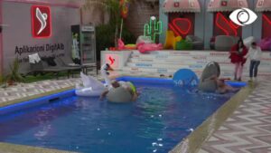 Ronaldo bie në pishinë/ Banorët shkrihen së qeshuri