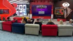 Big Love/ Fansat përshëndesin banorët me mesazhe dhe dhurata