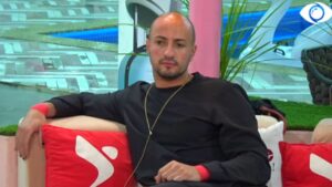 Kristi: Je pa karakter, interesaxhiu më i frikshëm/ Luizi: Pështyn aty ku ke ngrënë 