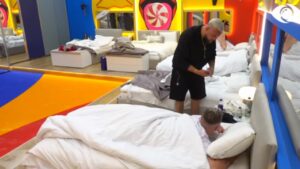 Rrëmuja në dhomë/ Luizi zgjon Ronaldon, i kërkon llogari