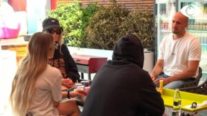 “T’i heqim qafe”/ Banorët diskutojnë për zgjedhjen e liderit