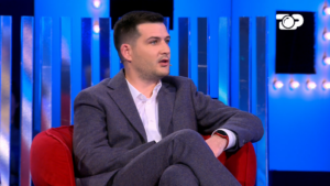 “Fama të kthen gërrhitjen në klarinetë”/Opinionistët për Kiarën