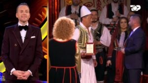 Laerti shpallet “Qytetar Nderi” i Kolonjës! Kryebashkiaku Erion Isai i dorëzon titullin