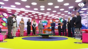 Keijsi dhe Stelina bashkë, Selin nuk i ruan vendin Mirit, Kristi ulet pranë saj dhe e puth