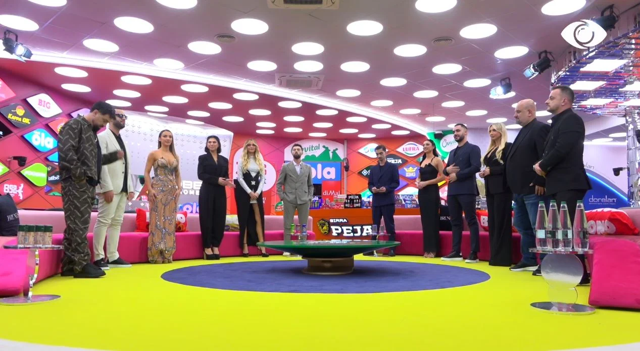 Keijsi dhe Stelina bashkë, Selin nuk i ruan vendin Mirit, Kristi ulet pranë saj dhe e puth