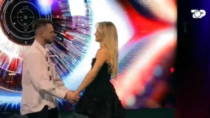 E papritur/ Vëllai i Selin vjen në shtëpi dhe zgjedh të takojë të motrën, Greta ‘thyen’ rregullat dhe i ‘rrëmben’ një përqafim