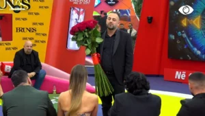 Seno futet brenda në shtëpi, i sjell buqetën e madhe me trëndafila të kuq banores dhe i shpreh pëlqimin