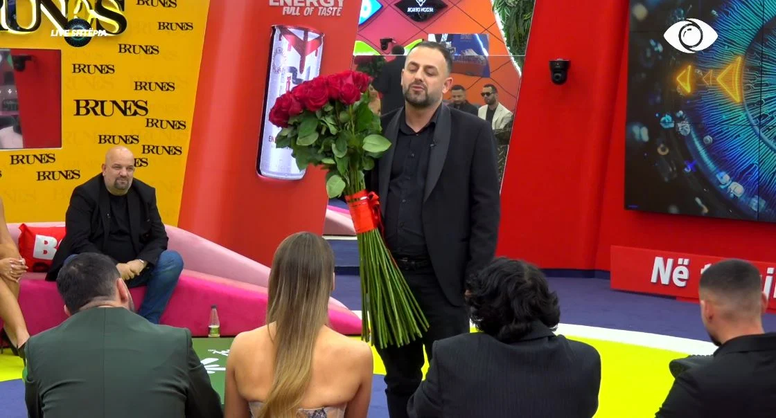 Seno futet brenda në shtëpi, i sjell buqetën e madhe me trëndafila të kuq banores dhe i shpreh pëlqimin