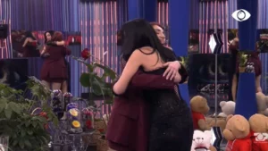 Pas rrëfimit prekës të historisë së jetës, Stelina surprizohet nga motra e saj