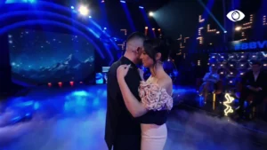 Keijsi i bën surprizë Stelinës, por nuk i rrëmben dot puthjen/ Komenti epik i Arbër Hajdarit: Çohu puthe ti Armela