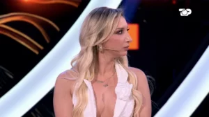 Pesë banorë në nominim, Lorna largohet nga shtëpia: Nuk e prisja