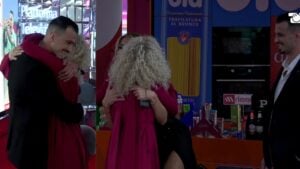 Emocione në studio, Mateo surprizohet nga mamaja e tij, flet për raportin e banorit me Brikenën: Duken shumë bukur bashkë