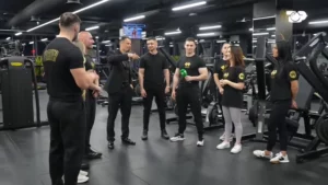 Pas 80 ditësh Mateo lë përkohësisht shtëpinë e “Big Brother VIP”, mbërrin në palestrën ku punon dhe suprizohet nga miqtë