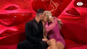 “Jam munduar t’i mbaj distancë”/ Mateo dhe Brikena në dhomën e rrëfimit, përjetojnë puthjen e tyre të parë