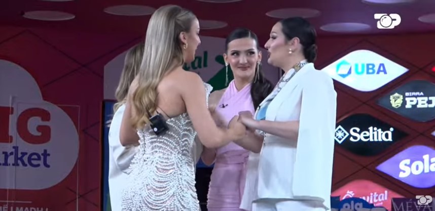 Juela në lot, surprizohet nga tre motrat e saj