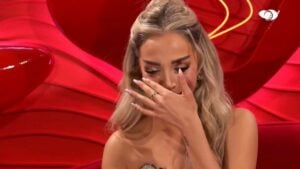 “Dil nga shtëpia”/ E ëma i bëri kërkesën e papritur, Selin në lot: Nuk do lejoj kurrë që burra të atij niveli të fitojnë në krahët e një vajze