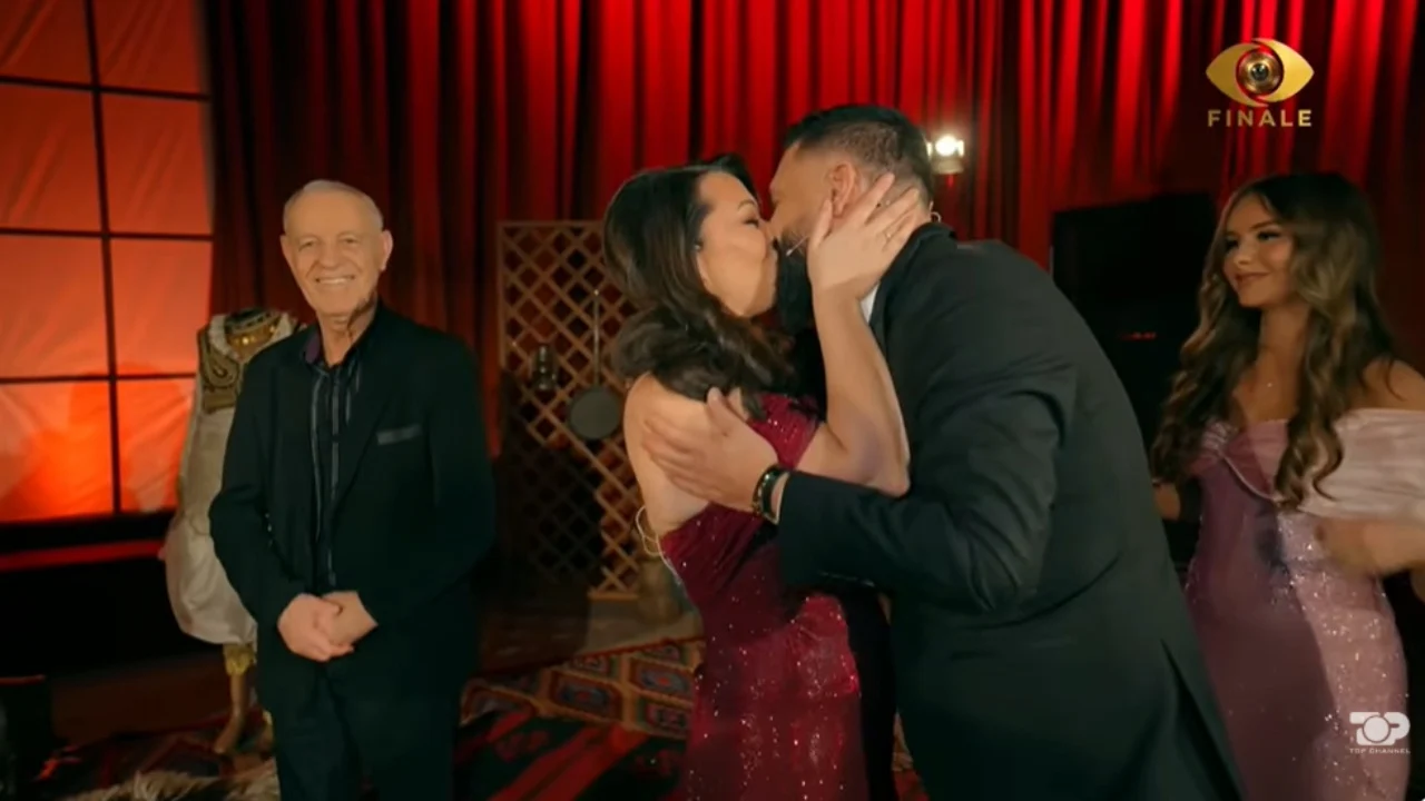 Emocione për Mirin, finalisti takohet me prindërit, vajzën dhe bashkëshorten: S’kemi ndonjë letër divorci apo jo?