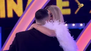 Mateo vjen në studion e Big Brother VIP, finalisti shkëmben puthje me Brikenën